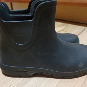 Totes Cirrus Chelsea rubber ankle boots